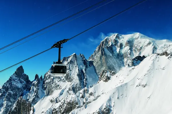 Cabine du Skyway Monte Bianco au-dessus des pentes enneigées, Mont-Blanc en fond, mars 2016
