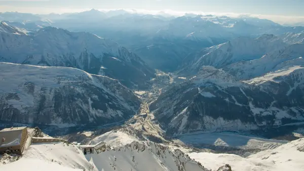 Courmayeur vu du nord en février, avec le départ du Val Ferret à gauche et du Val Veny à droite