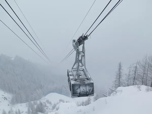 Cabine du téléphérique de Courmayeur dans la neige et le brouillard, février 2015