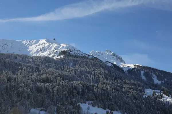Gare d'arrivée du téléphérique de Gotschna au-dessus de Klosters, forêts enneigées