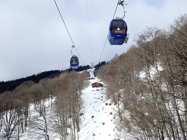 Télécabine de la Madrisa au-dessus de Klosters Dorf, en hiver