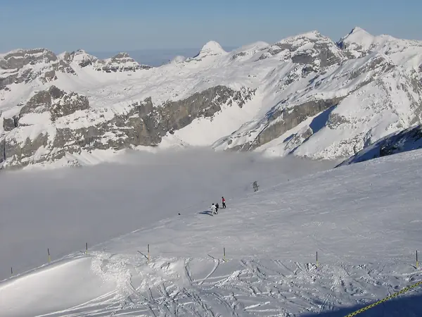 Piste sur le glacier du Titlis, mer de nuages en dessous (janv. 2005)