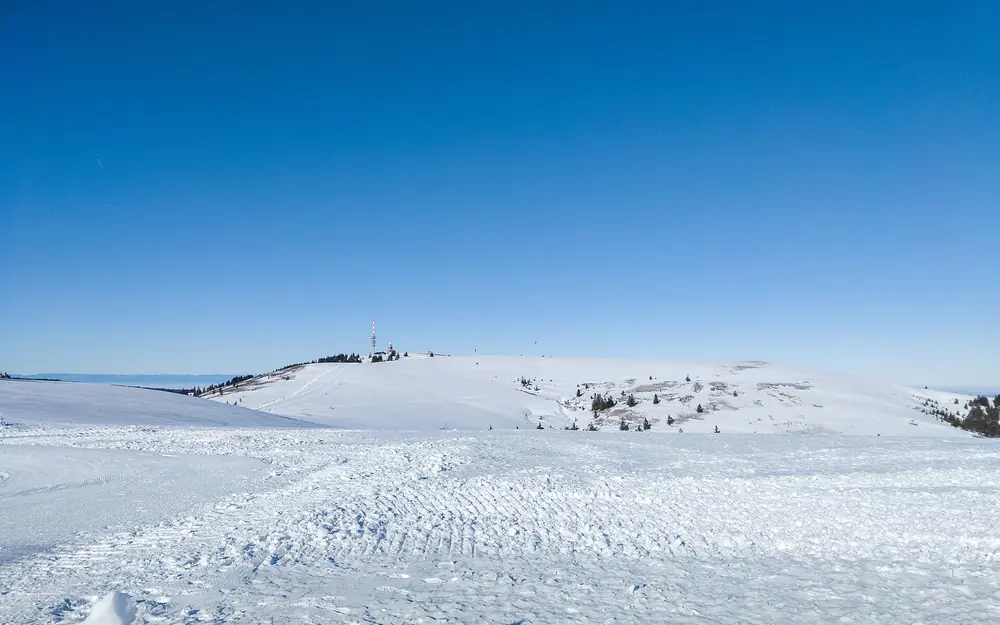 Pistes damées sur les hauteurs du Feldberg sous un ciel bleu (20 janv. 2024)