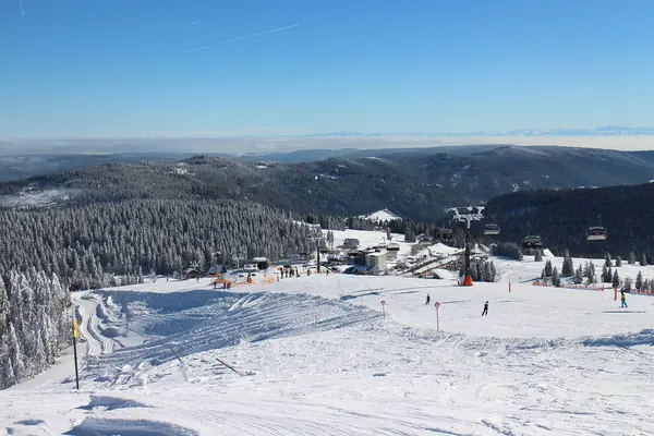Télésiège 6 places du Seebuck et pistes, vue vers le Feldberger Hof et les Alpes (février 2014)
