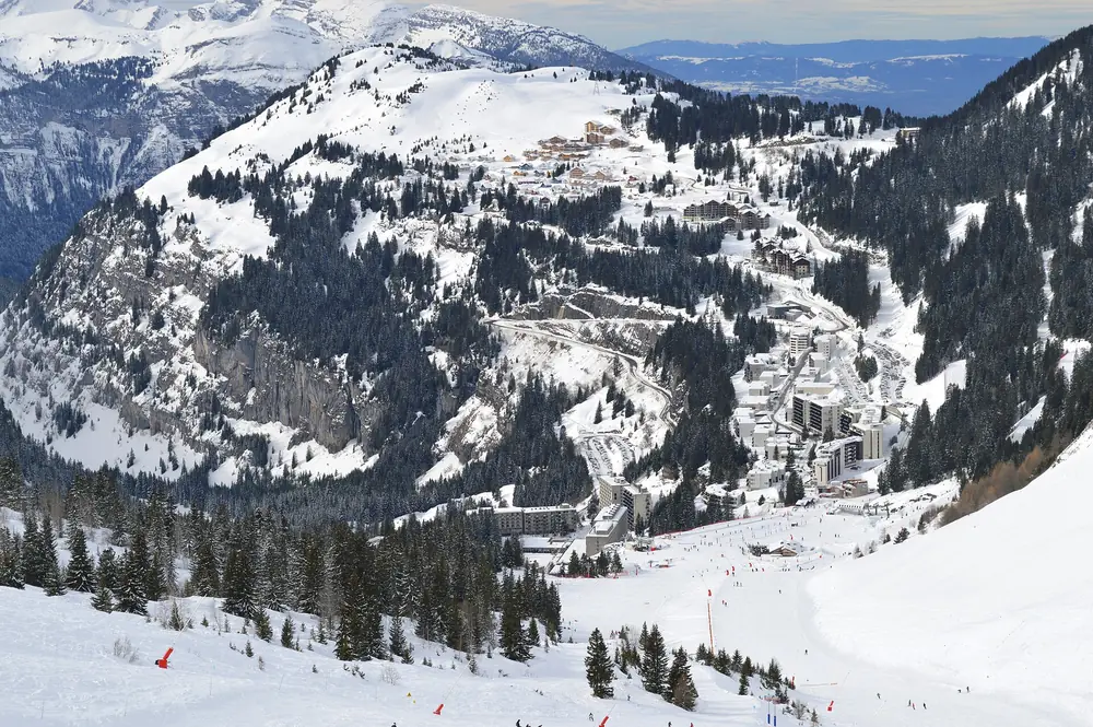 Vue d'ensemble de Flaine enneigée dans son cirque, depuis les pistes, février 2014