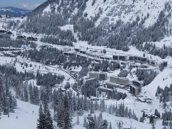 Bâtiments de la station de Flaine sous la neige, vus du bord des pistes, février 2016
