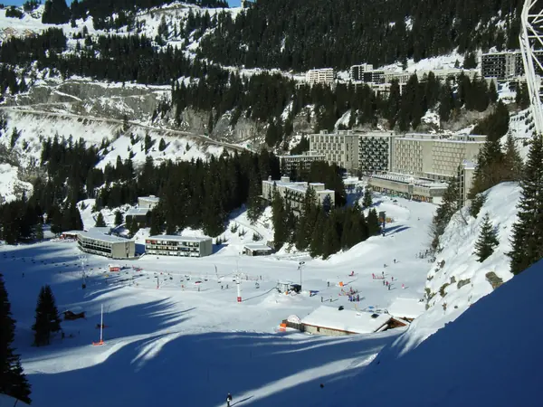 Flaine Forum et Flaine Forêt en hiver, front de neige au premier plan, janvier 2006