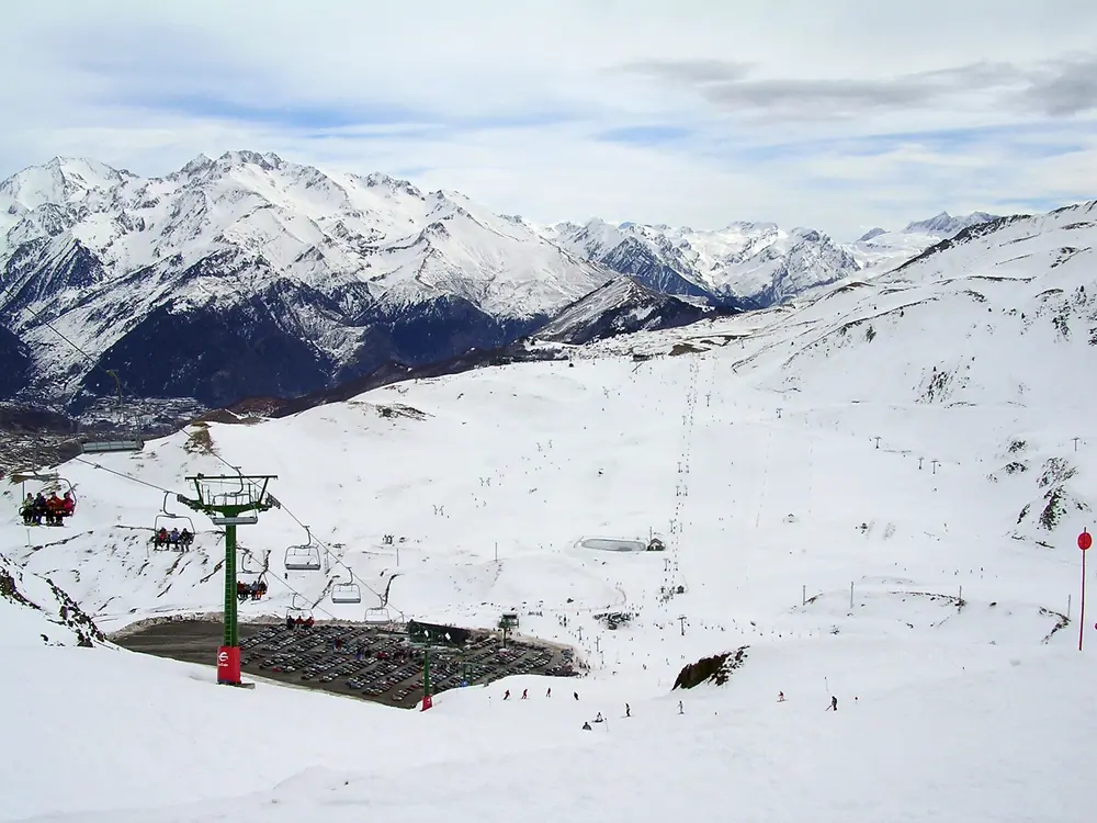 Domaine de Formigal enneigé vu depuis la piste du Collado, télésiège au premier plan