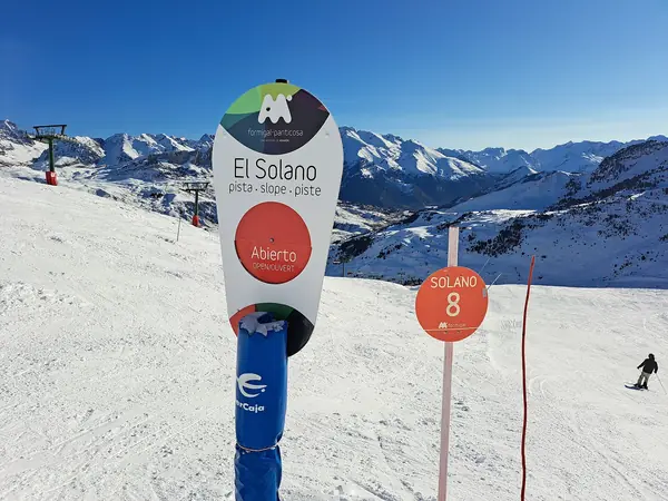 Piste El Solano à Formigal, panneau de piste et sommets enneigés (29 déc. 2025)