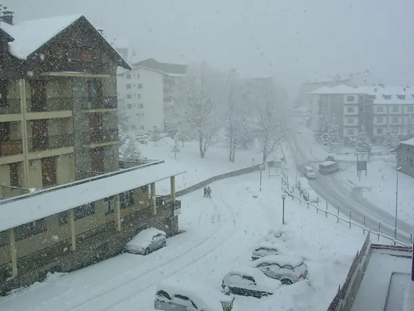 Rue de l'urbanisation de Formigal sous une chute de neige (1er avril 2007)