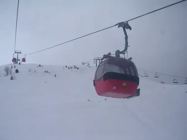 Télécabine du secteur Panticosa au-dessus des pistes enneigées