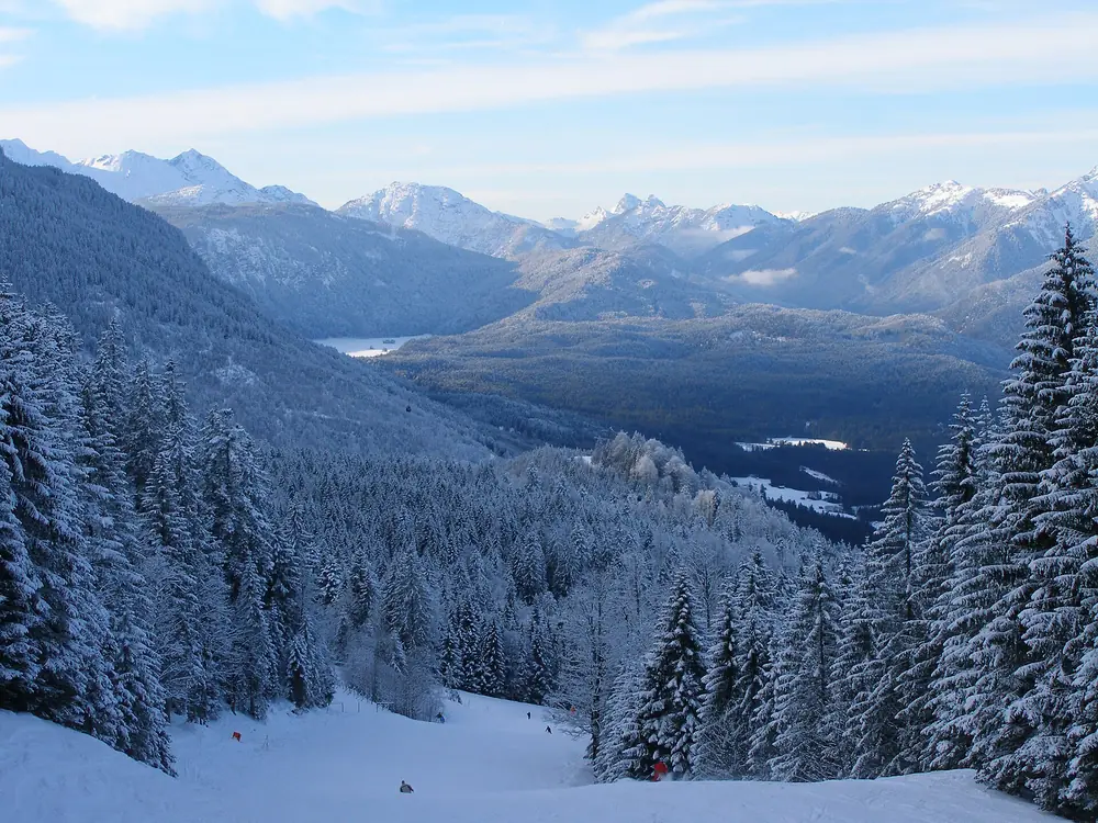 Piste de la Kandahar enneigée, au-dessus de la vallée de la Loisach, Garmisch-Partenkirchen, janvier 2008