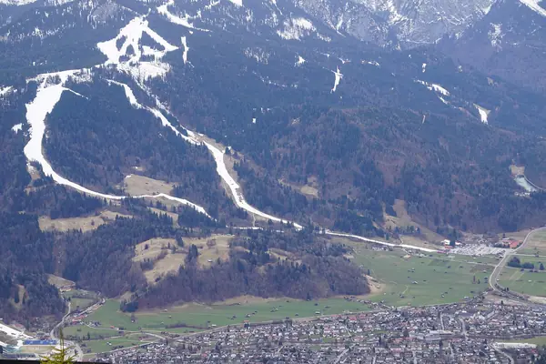 Hausberg et ses pistes au-dessus de Garmisch-Partenkirchen, gare aval de la Hausbergbahn, vue du Wank, mars 2025
