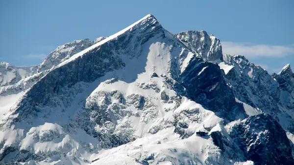 Alpspitze enneigée et gare amont de l'Alpspitzbahn sur l'Osterfelderkopf (Garmisch-Classic), avril 2018