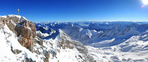 Panorama depuis le sommet de la Zugspitze sur le Zugspitzplatt enneigé, décembre 2013