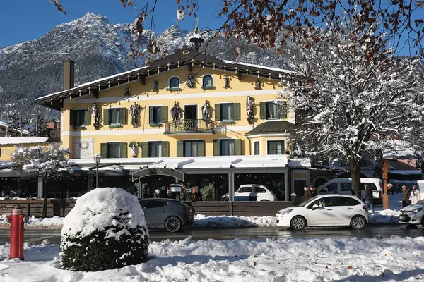 Posthotel sur la Marienplatz de Garmisch sous la neige, 25 décembre 2024