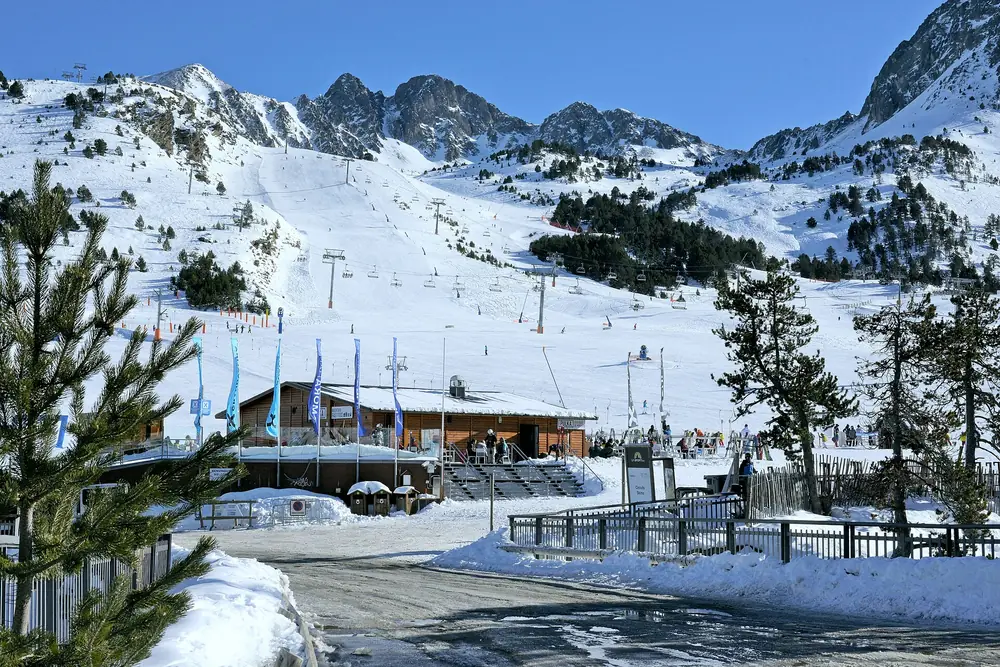 Front de neige et pistes enneigées, secteur Grau Roig ou Pas de la Casa, janvier 2022