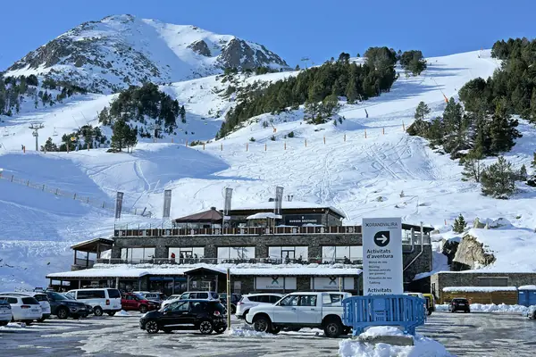 Bâtiment d'accueil et centre d'activités d'aventure au pied des pistes, secteur Grau Roig ou Pas de la Casa, janvier 2022