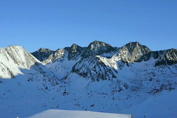 Crêtes enneigées autour du domaine, secteur Grau Roig ou Pas de la Casa, janvier 2022