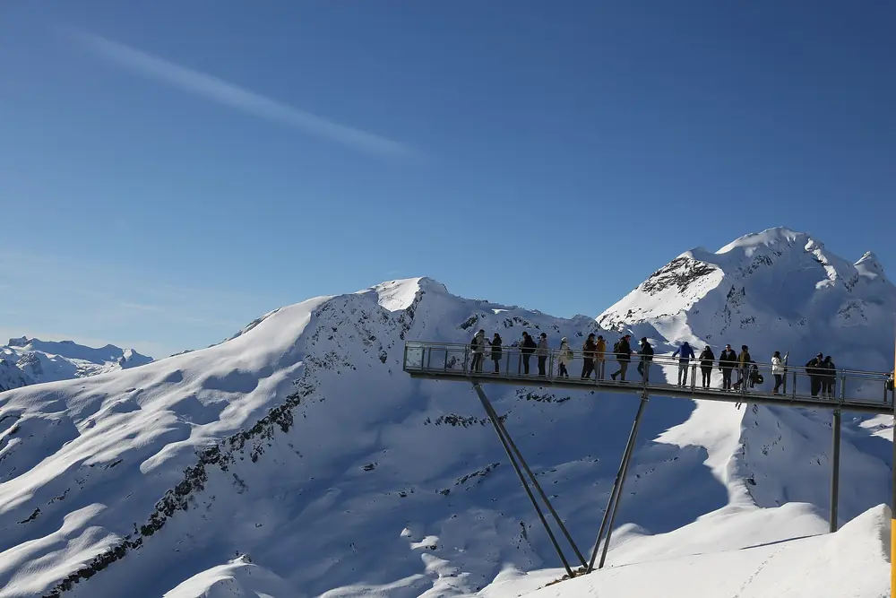 La passerelle First Cliff Walk sous la neige, au sommet de First (janvier 2024)
