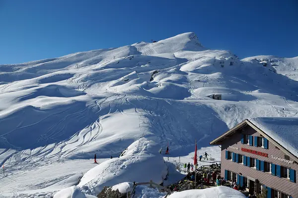 Le Lauberhorn et son télésiège en hiver, vus depuis le restaurant Grindelwaldblick (février 2014)