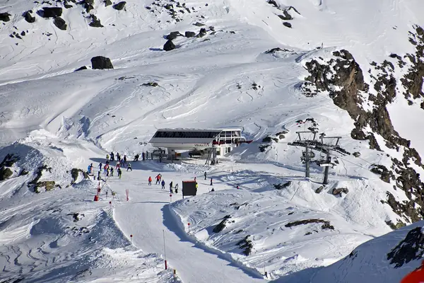 Gare de remontée et pistes dans le domaine d'Ischgl, février 2020