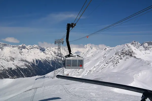 Téléphérique du Piz Val Gronda au-dessus des pistes, mars 2014