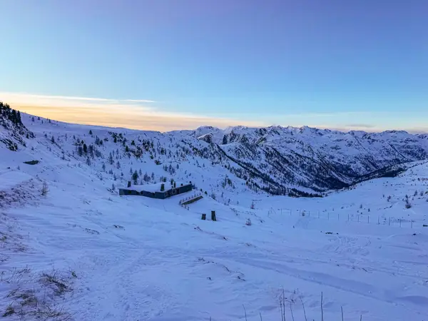 Lever de soleil sur un vallon enneigé à Isola (titre Pexels), avec une gare de remontée ; Isola 2000 non nommée explicitement, à confirmer par Google Lens