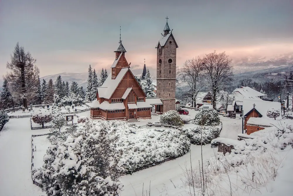 Église Wang et son clocher sous la neige, Karpacz Górny, décembre 2014