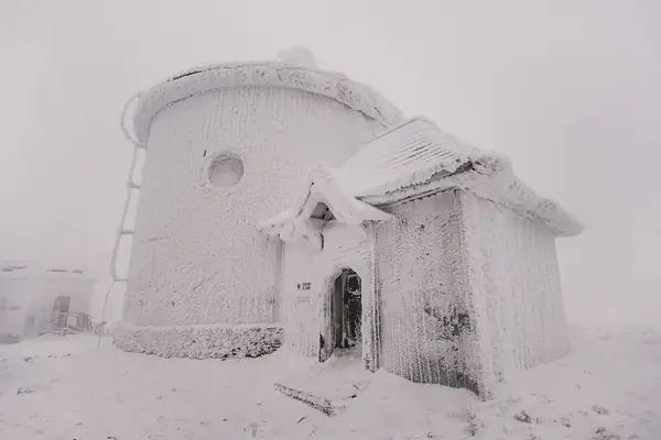 Chapelle Saint-Laurent givrée au sommet de Śnieżka (commune de Karpacz), décembre 2014