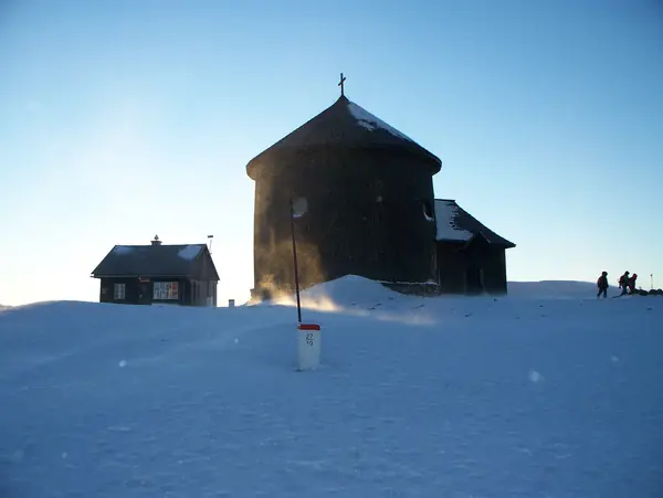 Chapelle Saint-Laurent au sommet de Śnieżka dans la neige, décembre 2007