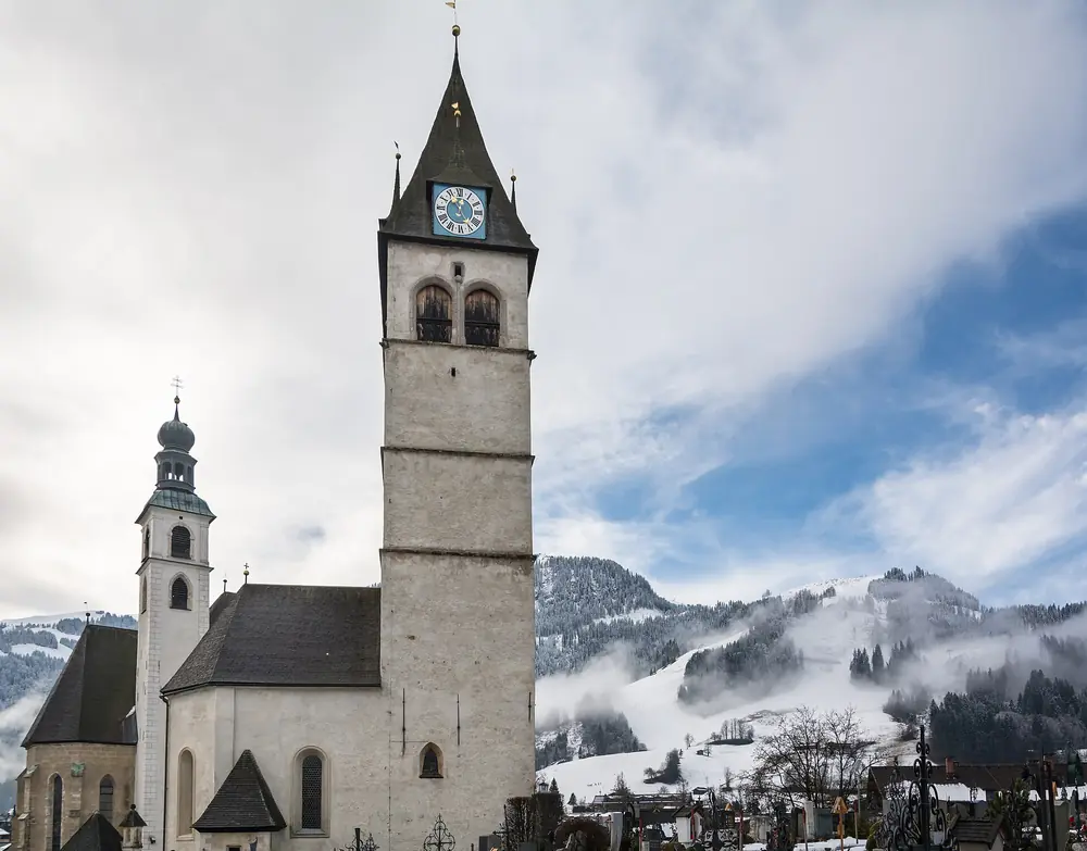 Église paroissiale et Liebfrauenkirche de Kitzbühel, pentes enneigées du Hahnenkamm au fond, février 2014