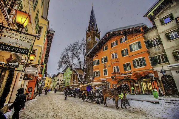 Vorderstadt de Kitzbühel sous la neige, calèche et façades de la vieille ville, février 2012