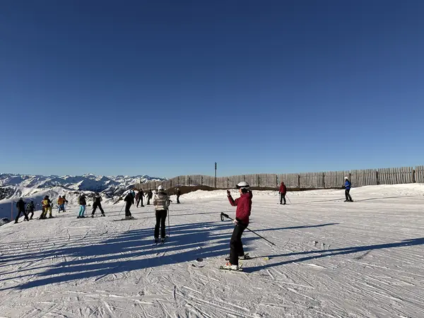 Piste à la gare sommitale de la Jufenalm, domaine KitzSki, décembre 2025