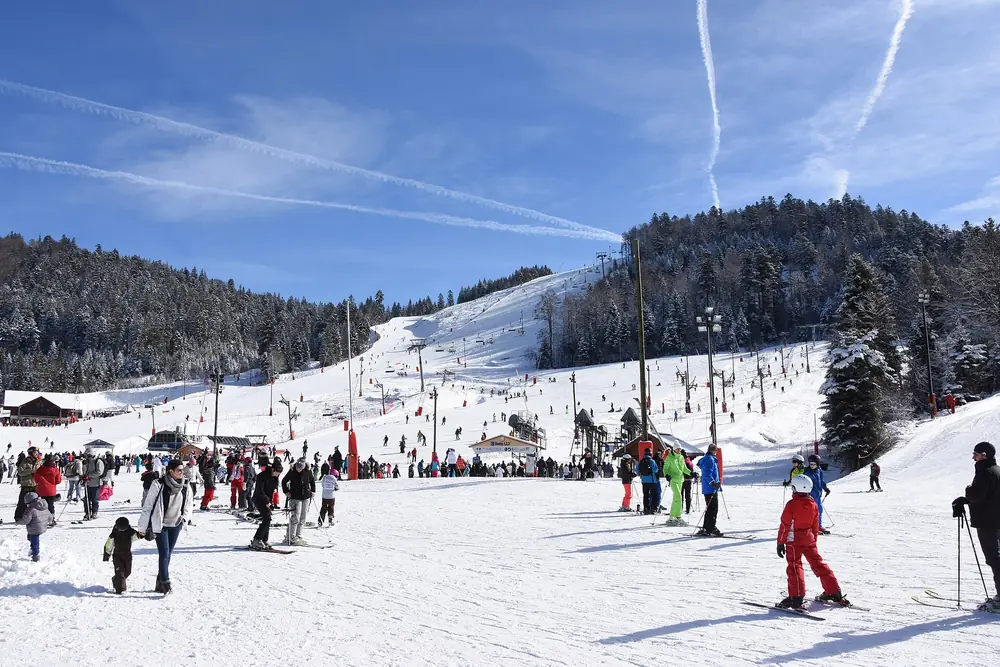 Pied des pistes de La Bresse-Hohneck, skieurs et remontées, février 2017