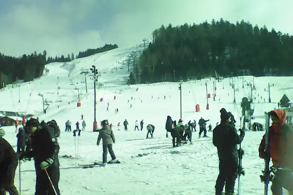 Bas des pistes de La Bresse-Hohneck avec skieurs, février 2018 (couleurs à corriger)