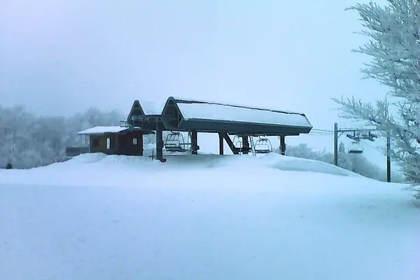 Arrivée de télésiège enneigée en haut des pistes de La Bresse-Hohneck, février 2018