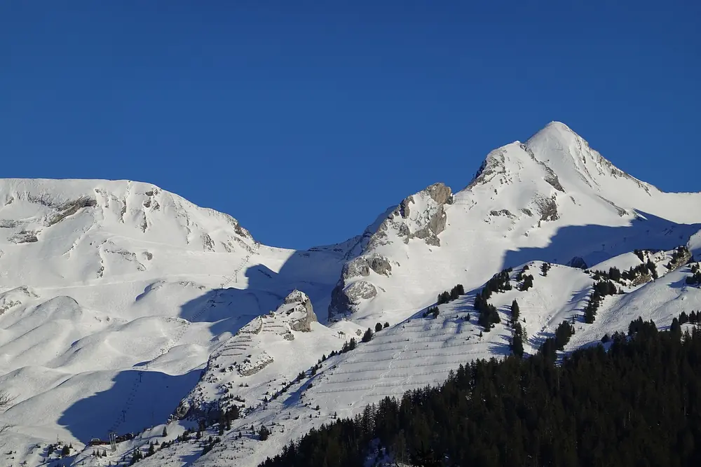 La Grande Balmaz et les pentes enneigées des Aravis au-dessus de La Clusaz, février 2020