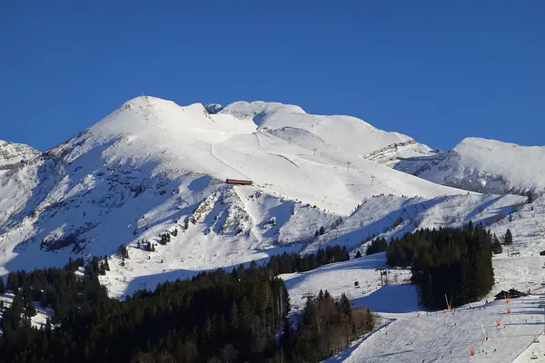 L'Aiguille de Borderan et une piste de La Clusaz en hiver, février 2020