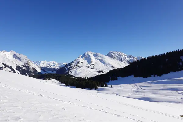 Plateau de Beauregard sous la neige, vue vers le col des Aravis, février 2020