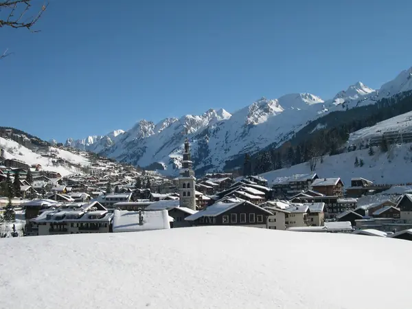 Le village de La Clusaz, son église et la chaîne des Aravis enneigés, janvier 2004