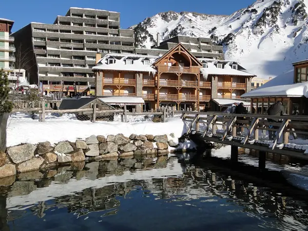 Centre de La Mongie sous la neige, résidences et chalets, février 2010