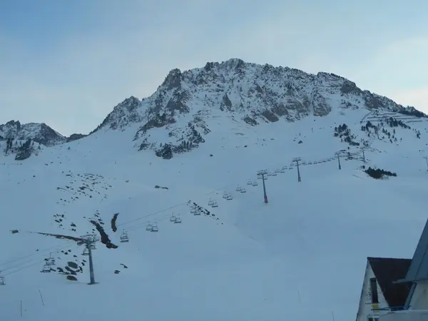 Télésiège et pistes enneigées au-dessus de La Mongie, décembre 2019