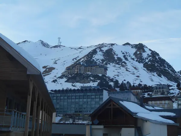 Immeubles de La Mongie et pentes enneigées, décembre 2019