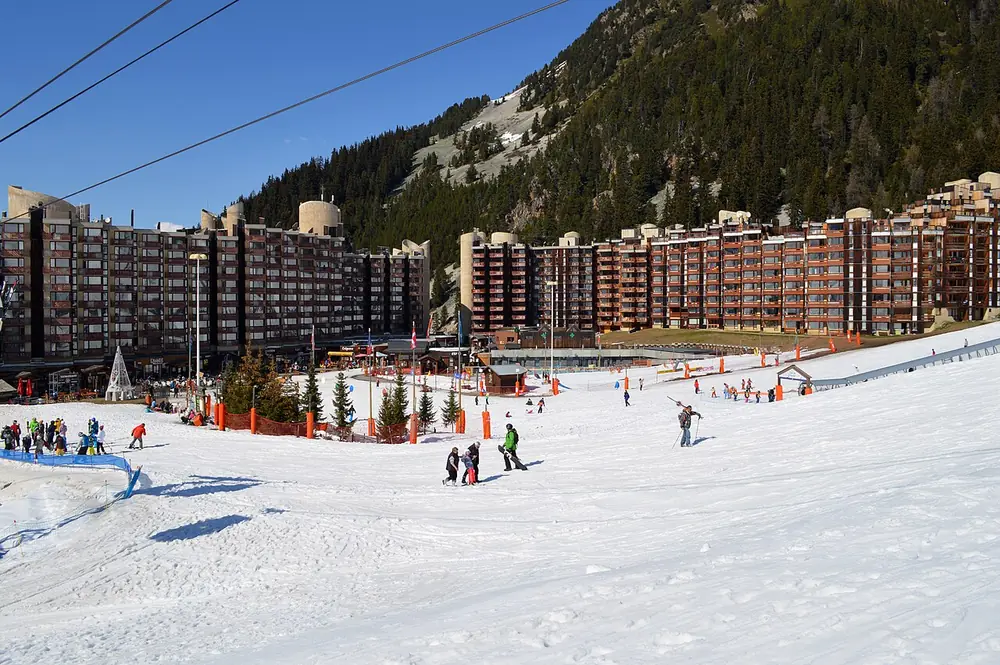 Front de neige et immeubles de Plagne Bellecôte (1 930 m), avril 2017