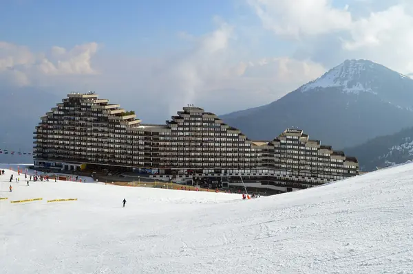 Le « Paquebot des neiges » de Plagne Aime 2000 au-dessus des pistes, avril 2017