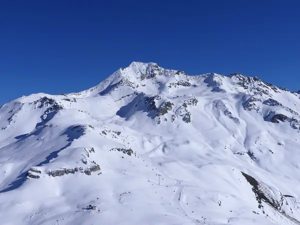 Sommet de Bellecôte et télécabine des Glaciers, vus de la Roche de Mio, février 2024