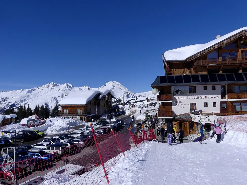 Le front de neige de La Rosière Centre, au pied des pistes (février 2026)