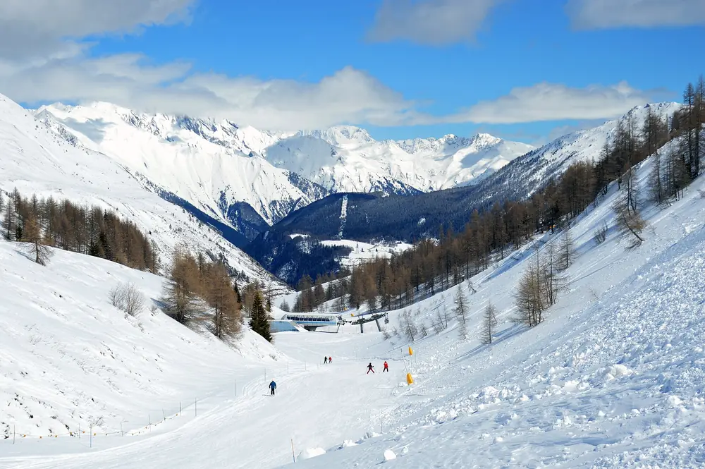 Descente de la piste San Bernardo vers le Fourclaz Express, vallon enneigé au-dessus de La Thuile (avril 2024)