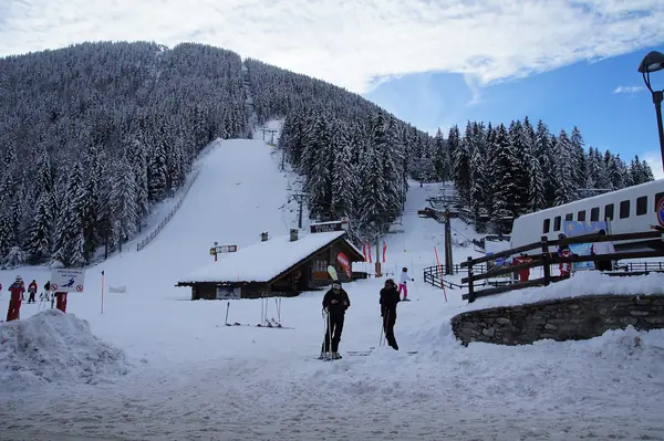 Bas des pistes à La Thuile, piste en forêt et chalet au pied du domaine (27 décembre 2013)